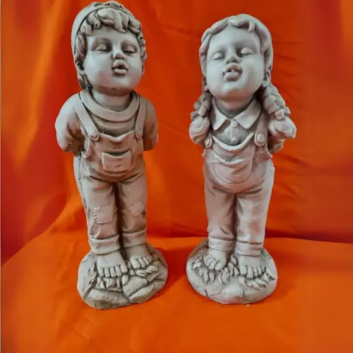 Productos-rancho-2025-01-15T035556.378.webp Estatuas niño y niña de poli resina - Imagen 1