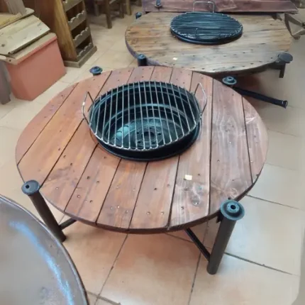 Braseros con bordes de madera y patas de fierro forjado
