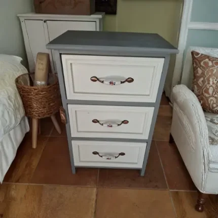 Mueble tipo velador color gris y 3 cajones blancos