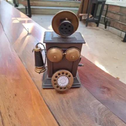 Telefono antiguo y alcancia
